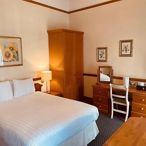 Zimmer mit Kingsize-Bett